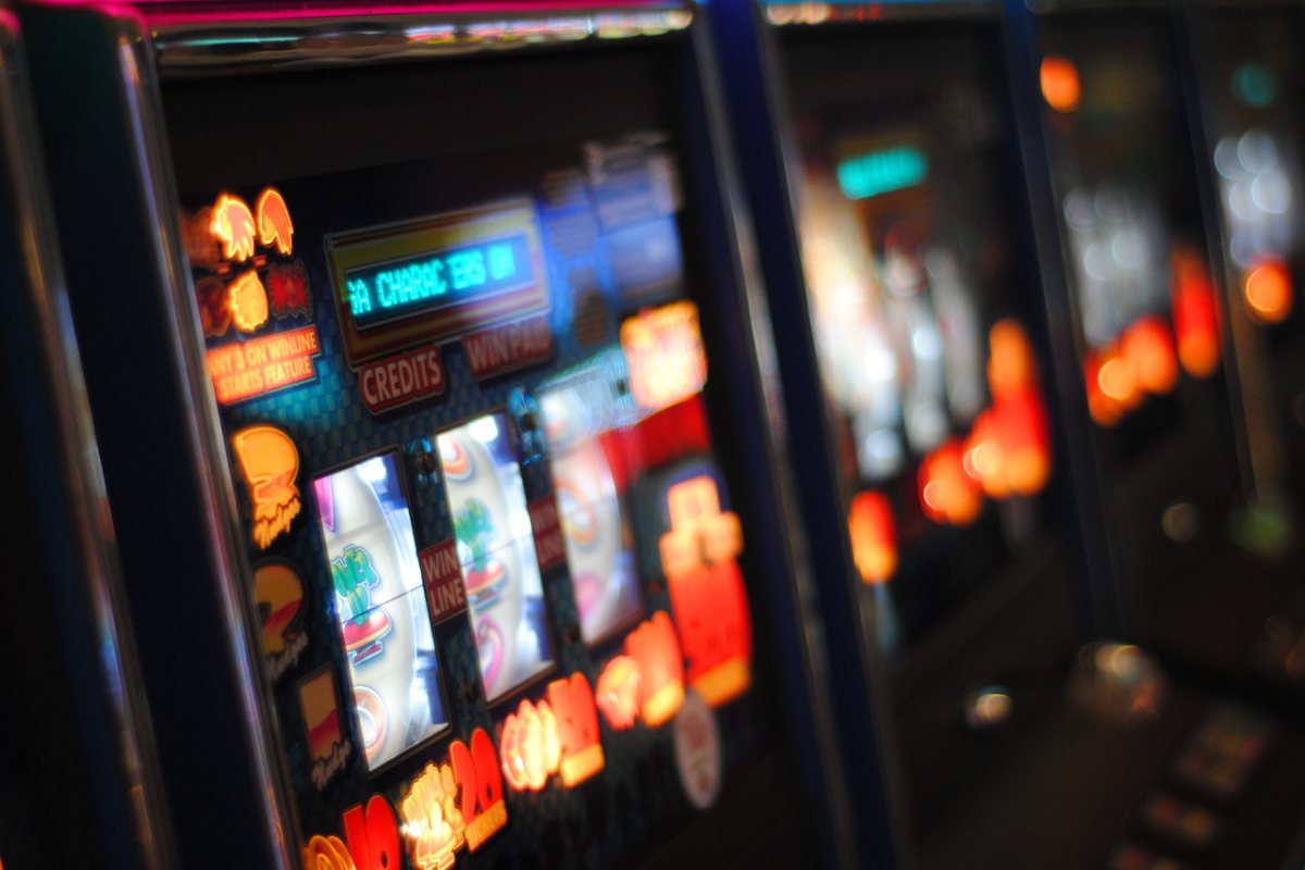 New research suggests there may be no relationship between near misses in gambling and continued play.