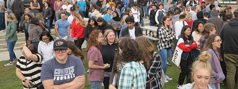 A photo of the crowd of incoming students after being welcomed to campus