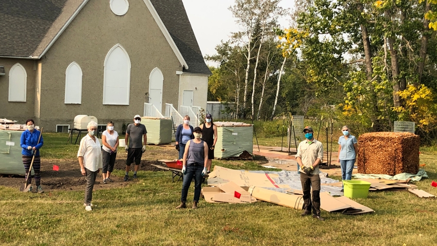 A group of volunteers joined us on September 18 to help with laying down cardboard for sheet mulching, shovelling and spreading cedar chip mulch, and planting two Nanking cherry bushes.