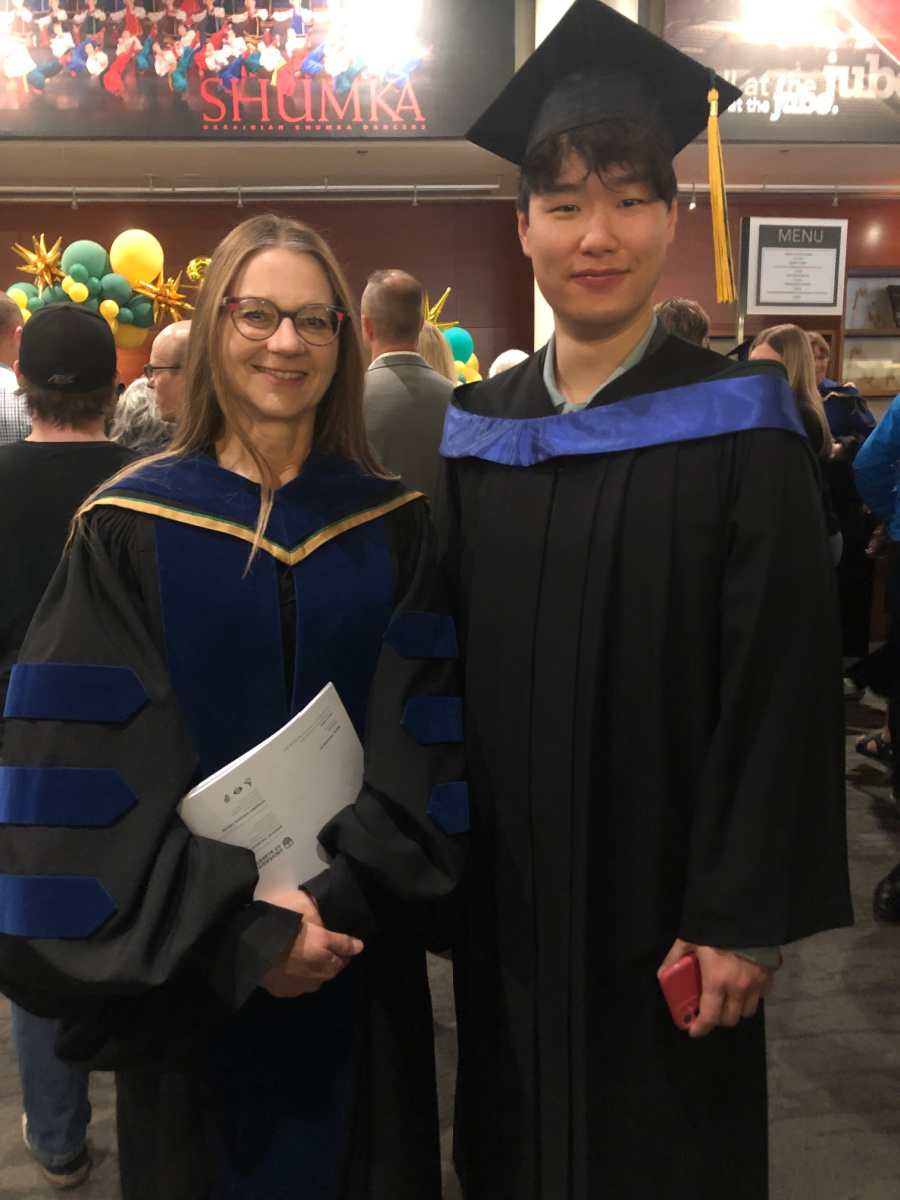 Dr. Bonnie Stelmach and Jihoon Jang at his convocation in June 2023.