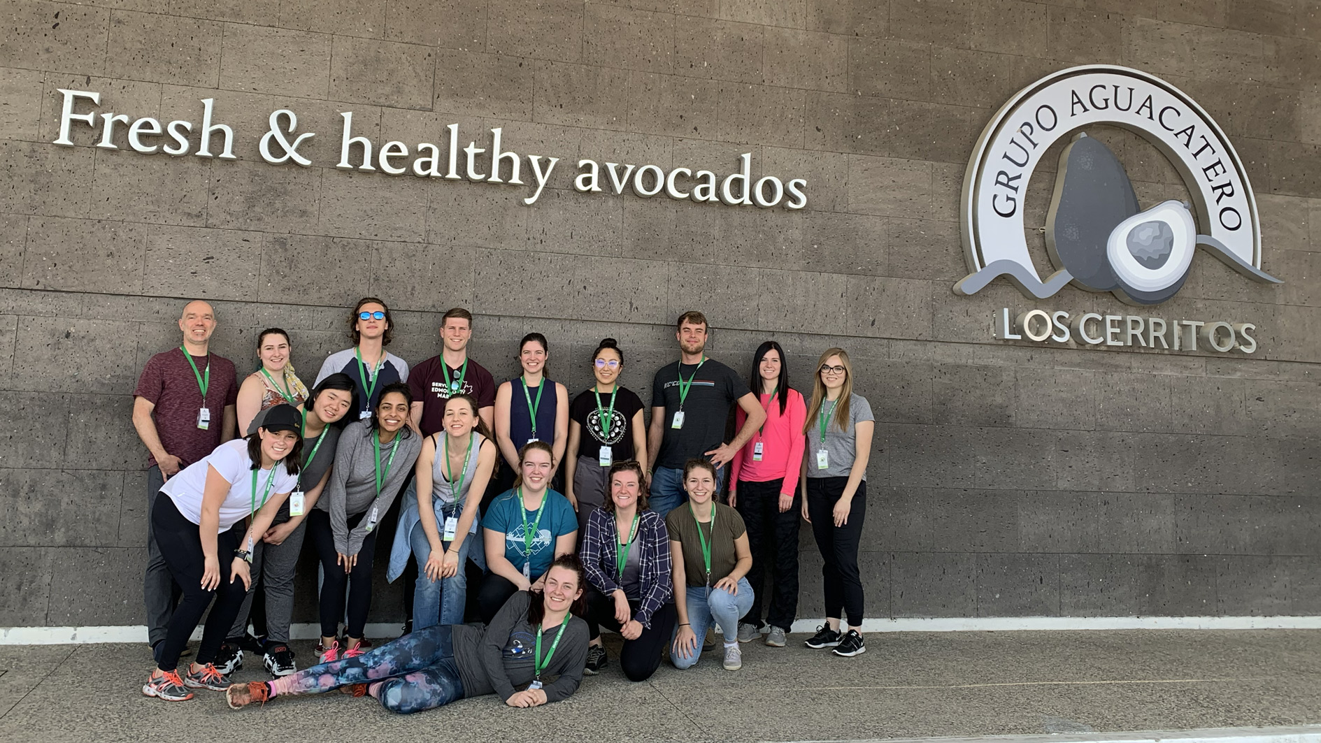 Group of students pose outside the Grupo Aguacentero Los Cerritos buidling