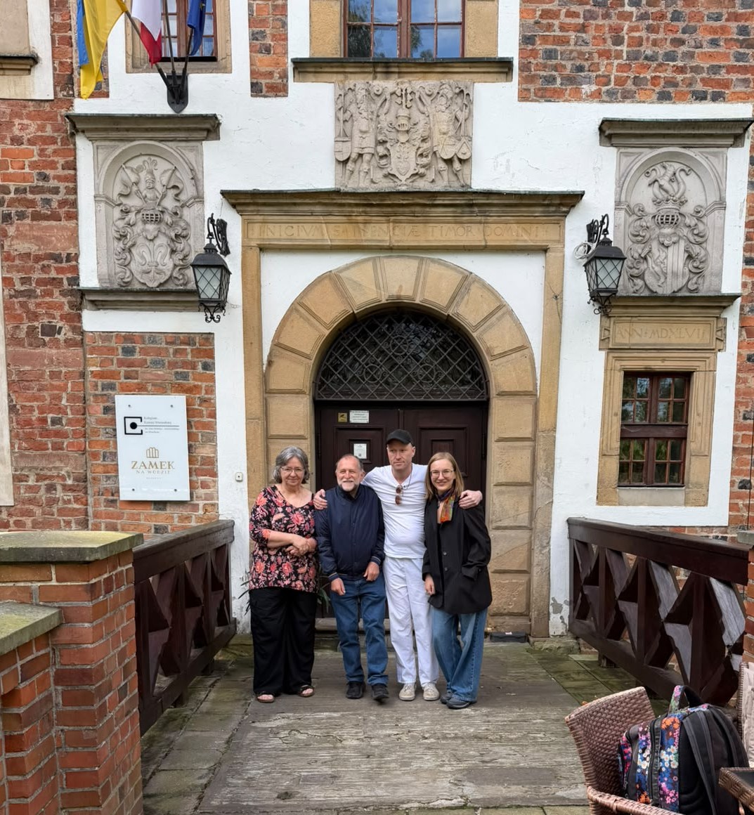 TUR residents at entrance to the Wojnowice Castle.