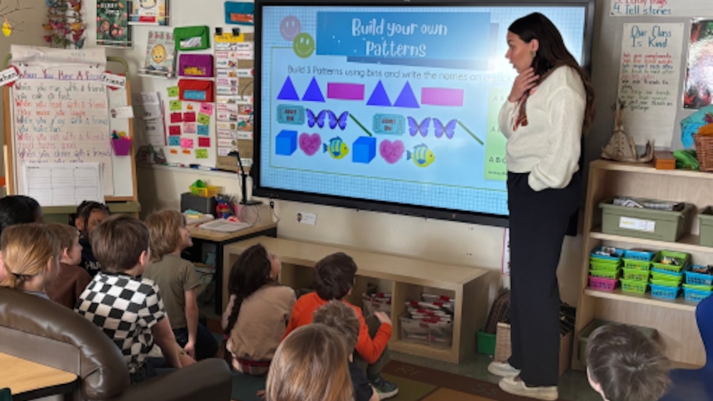  Gracey Rich teaching a class to children