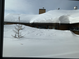 The Oujé-Bougoumou Capissisit lodge in winter.
