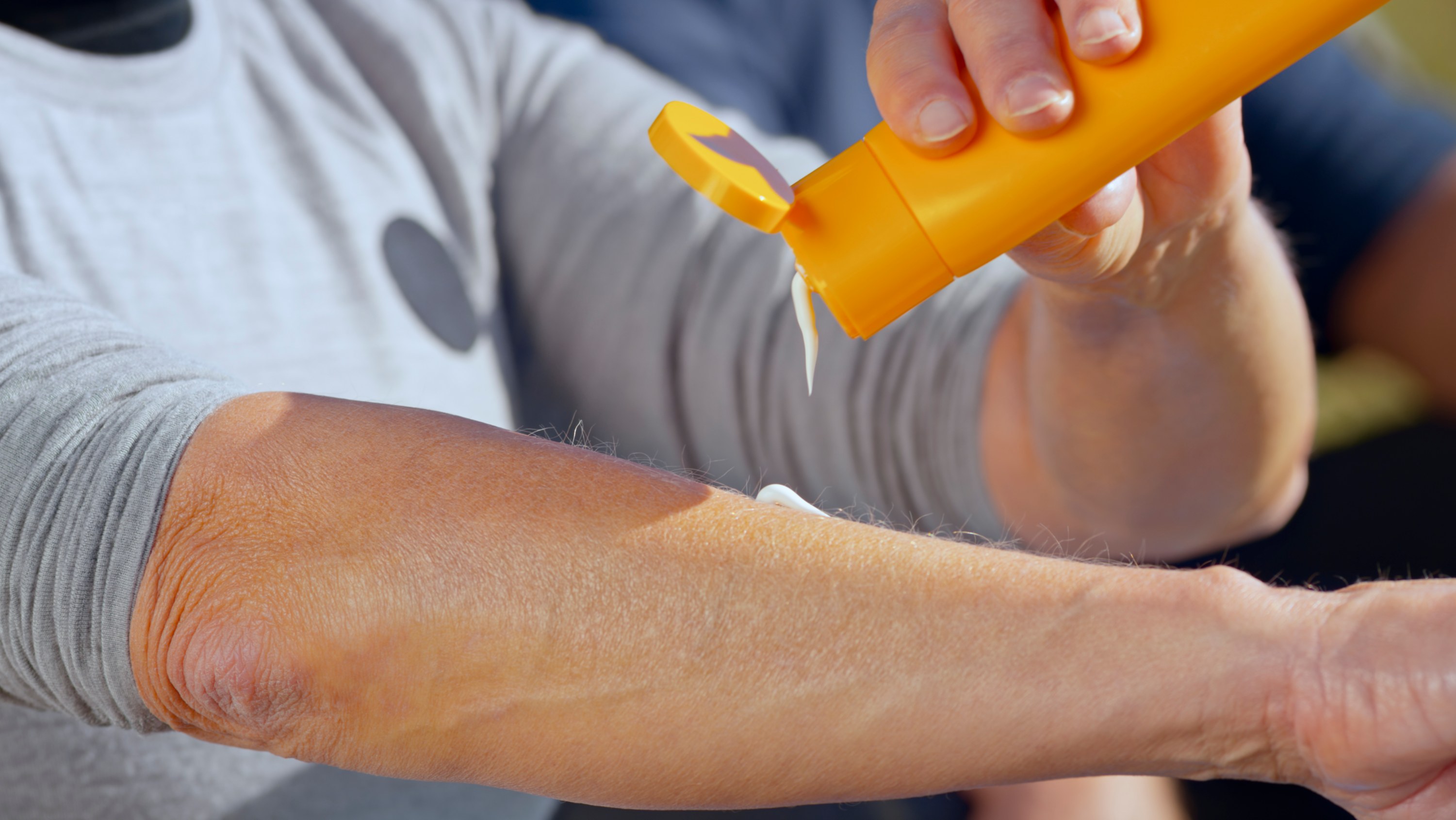 Man applies sunscreen to forearm. (Photo: Getty Images)