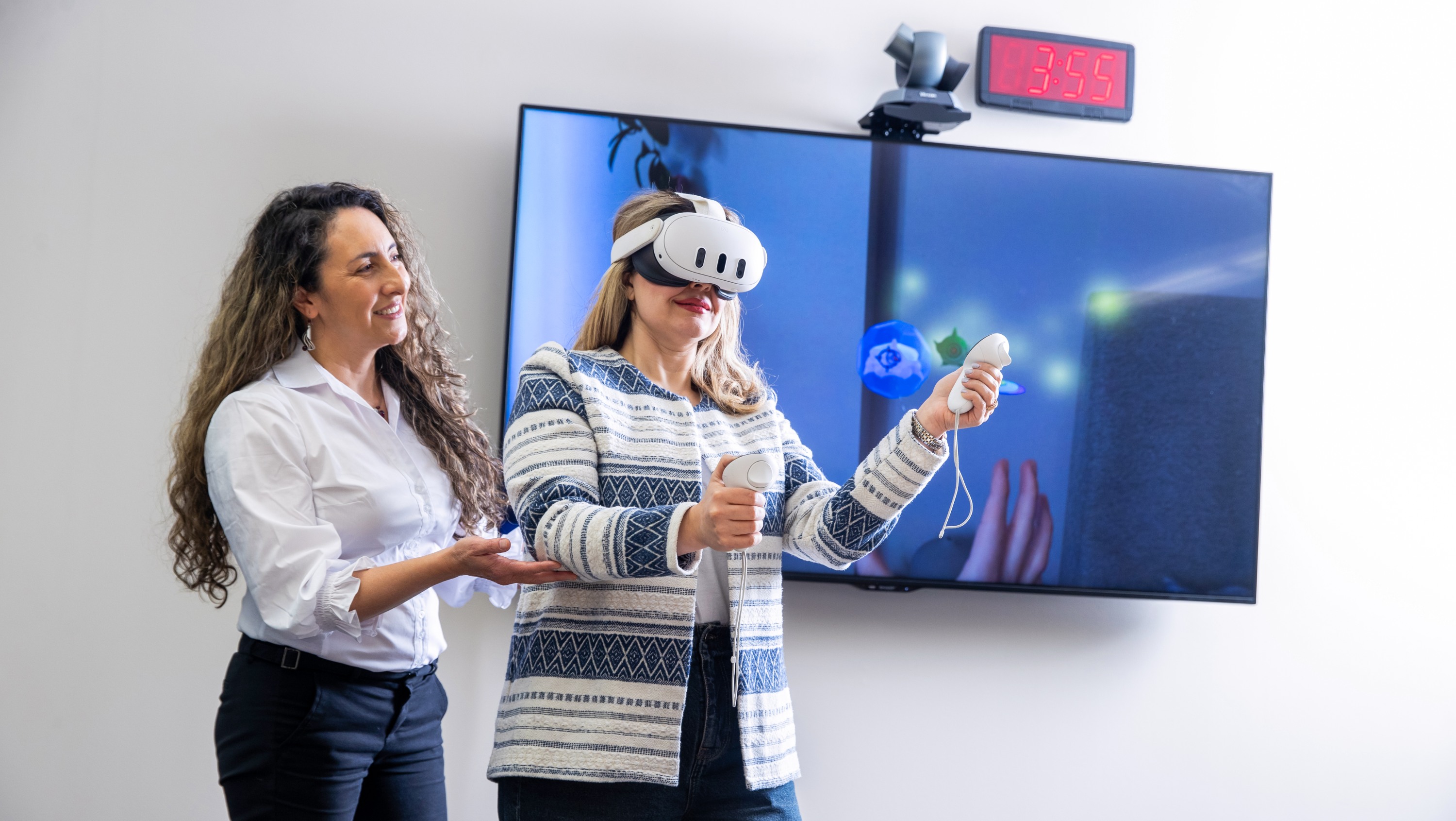 Researcher Adriana Ríos Rincón offers guidance to a participant in a research study. (Photo: Faculty of Rehabilitation Medicine) 