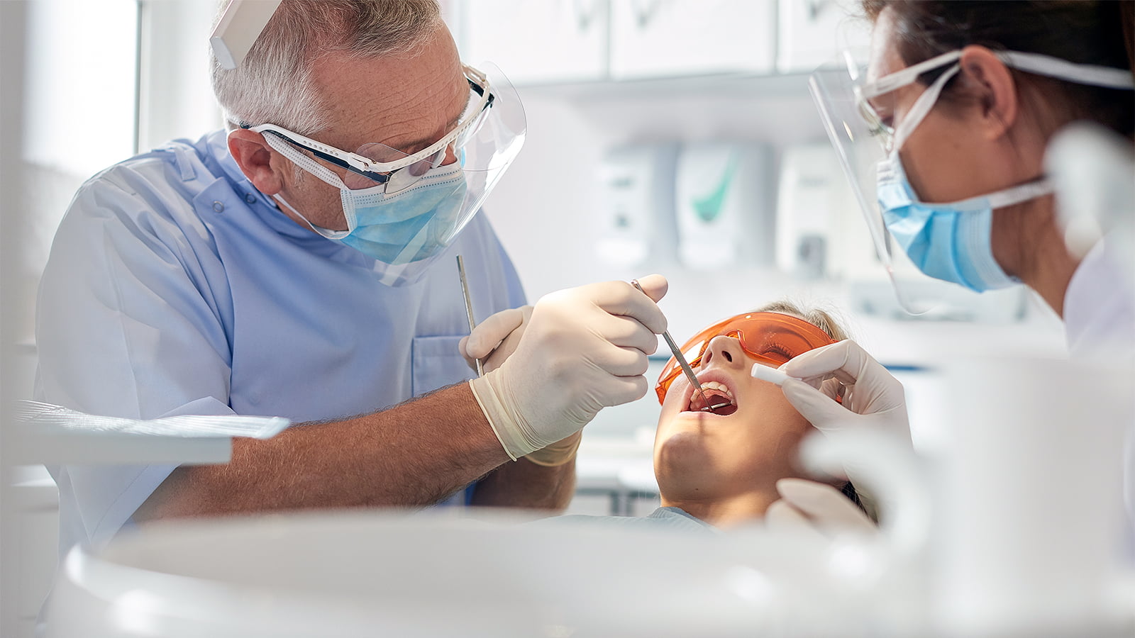 A dentist gives a patient a filling. (Photo: Getty Images)