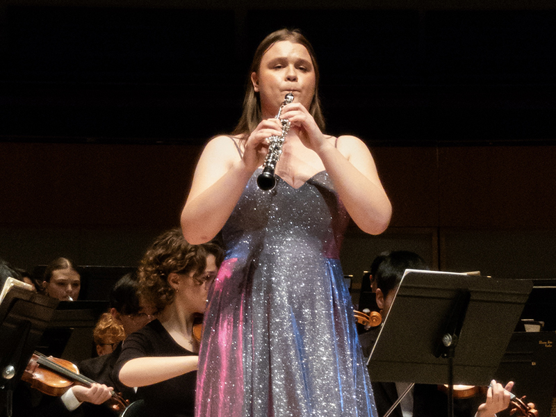photo of Wiktoria Jurkiewicz playing oboe with an orchestra