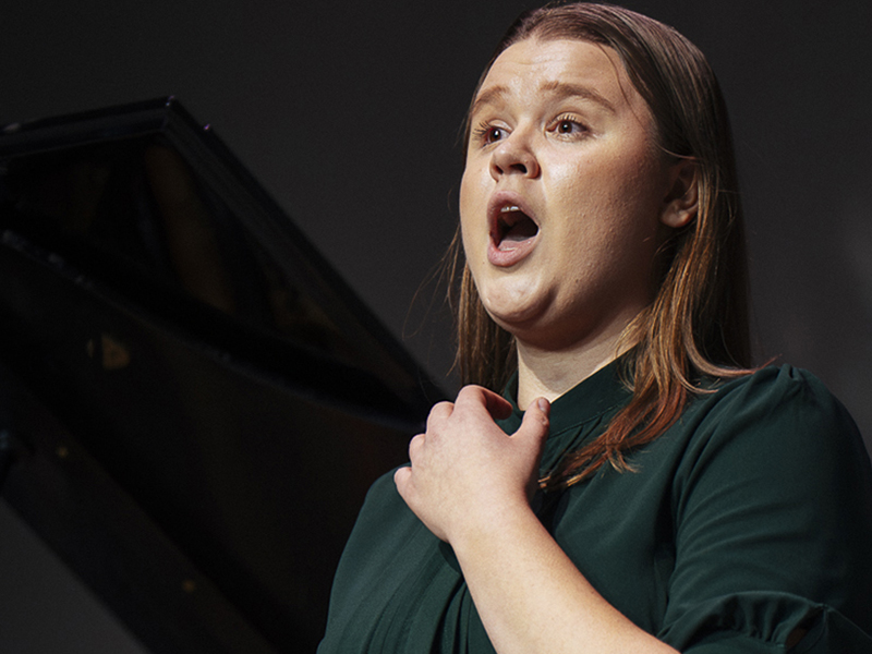 photo of Wiktoria Jurkiewicz singing