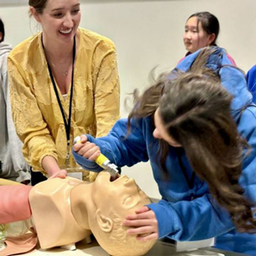 two female trainee surgeons 