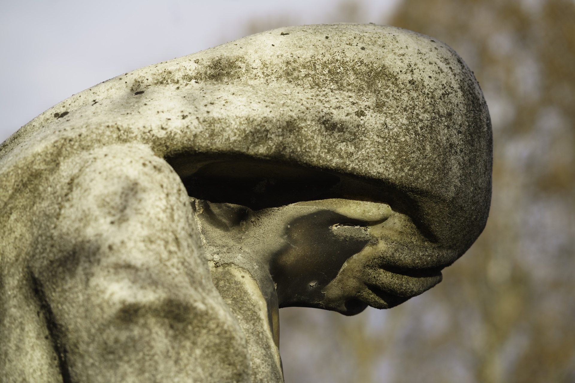 statue-in-the-historic-cimitero-monumentale-of-mil-2025-01-07-10-32-23-utc.jpg