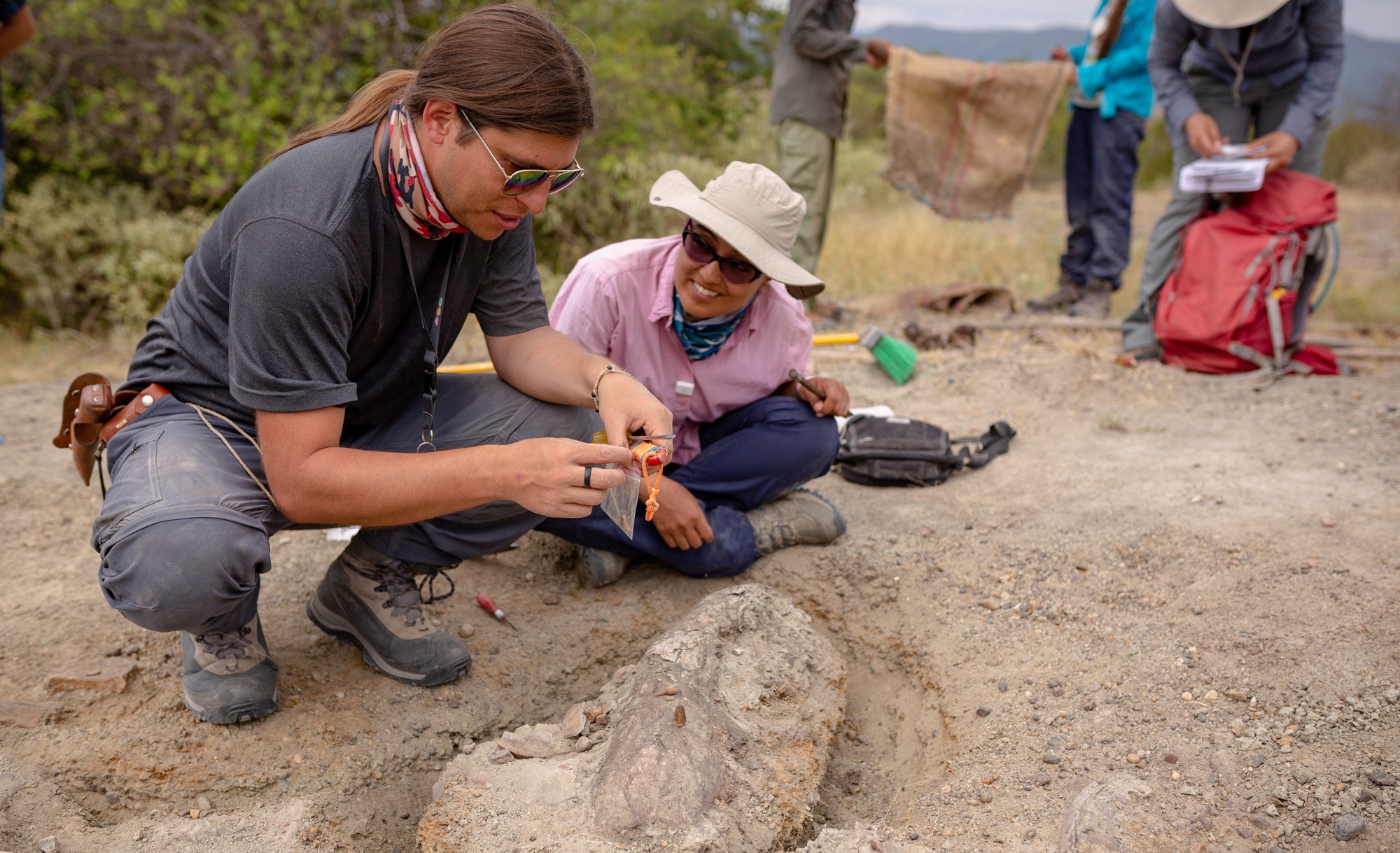 Harvard researcher Javier Luque, a PhD graduate of the U of A (left), and Catalina Suarez of the Smithsonian Tropical Research Institute excavate fossils in the tropics. (Photo: Felipe Villegas, Humboldt Institute)