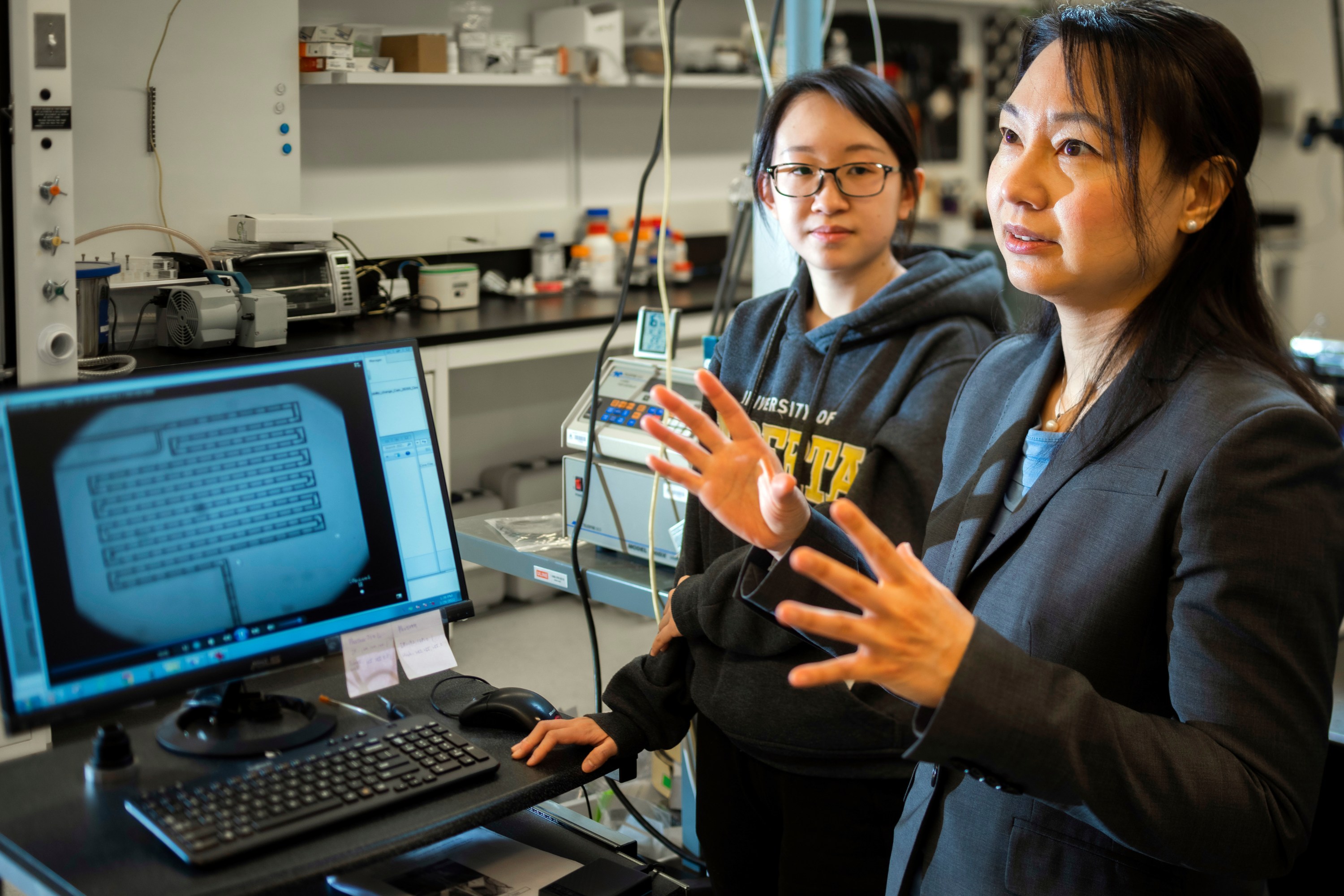Amy Tsai (right) with graduate student Junyi Yang in Tsai's lab at the U of A