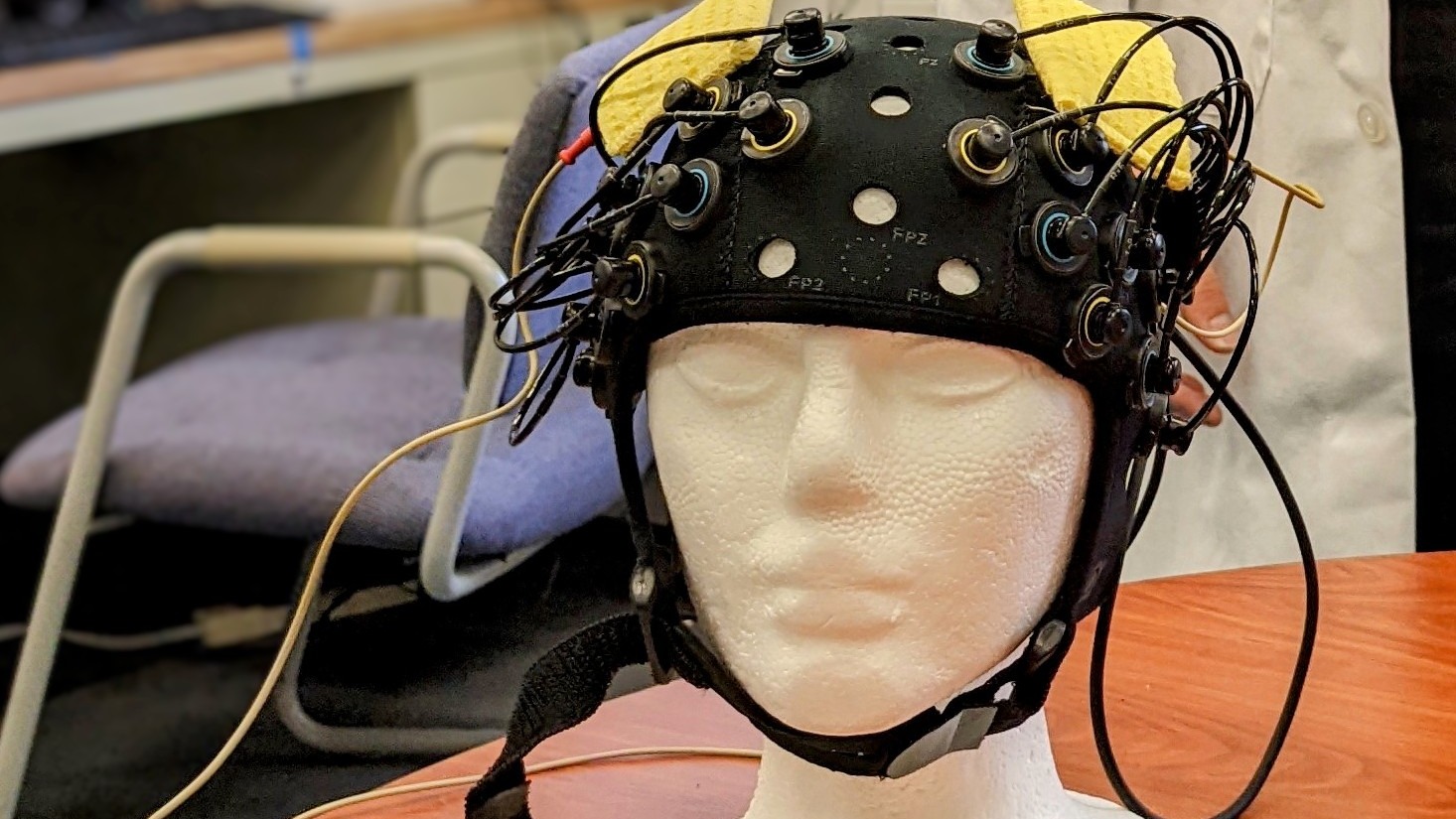 Transcranial direct current stimulation device