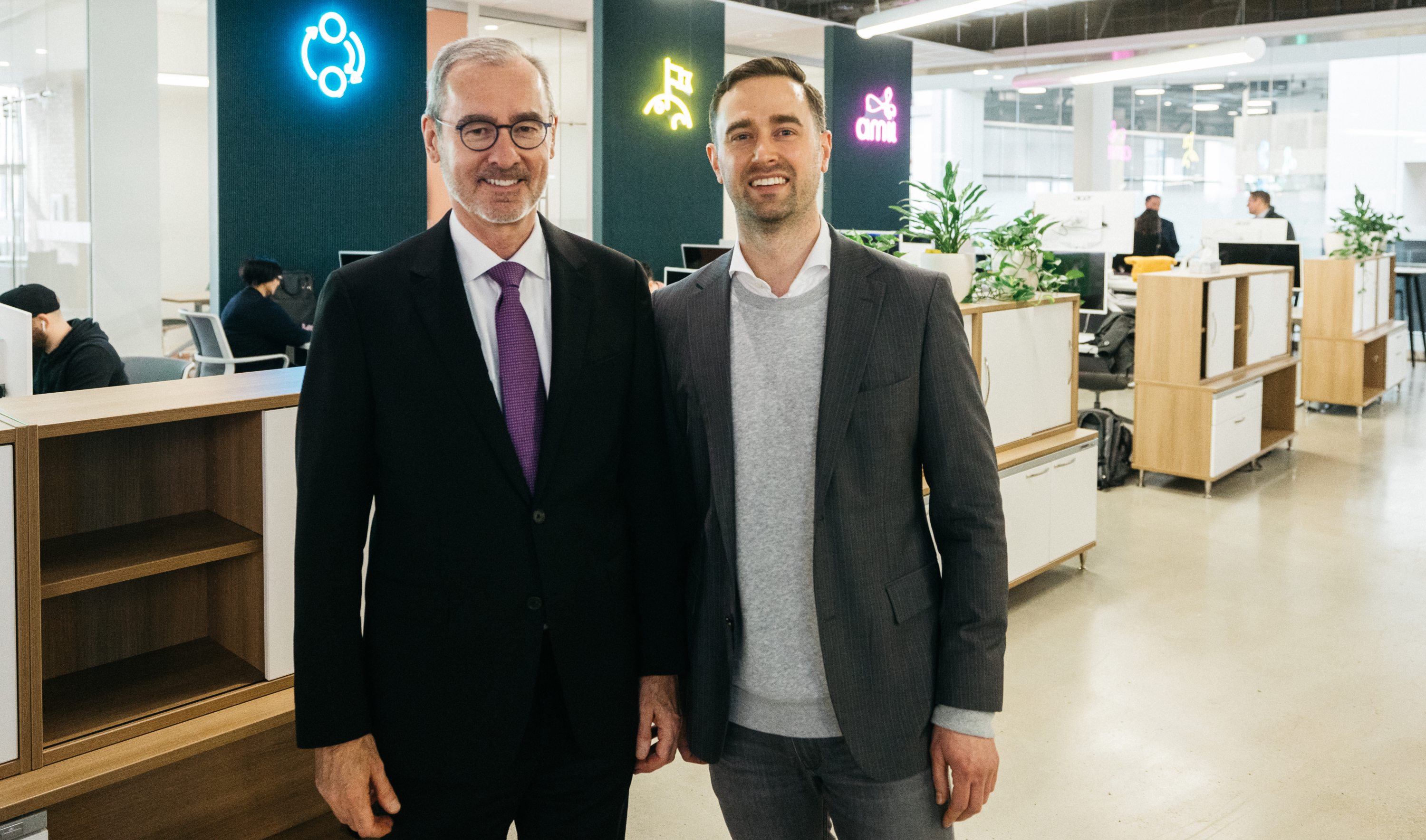U of A president Bill Flanagan (left) and Amii CEO Cam Linke were at Amii's downtown Edmonton headquarters today to announce $30 million in funding for 20 new Canada CIFAR AI Chairs. (Photo: Cooper & O’Hara)