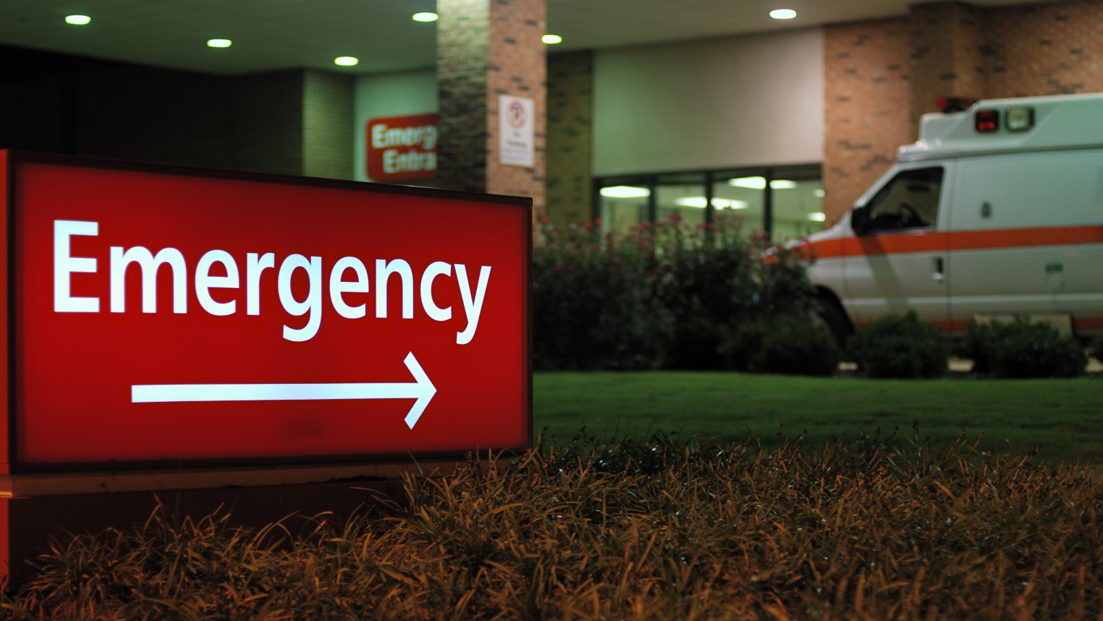 An emergency room entrance at night (Photo: Getty Images)