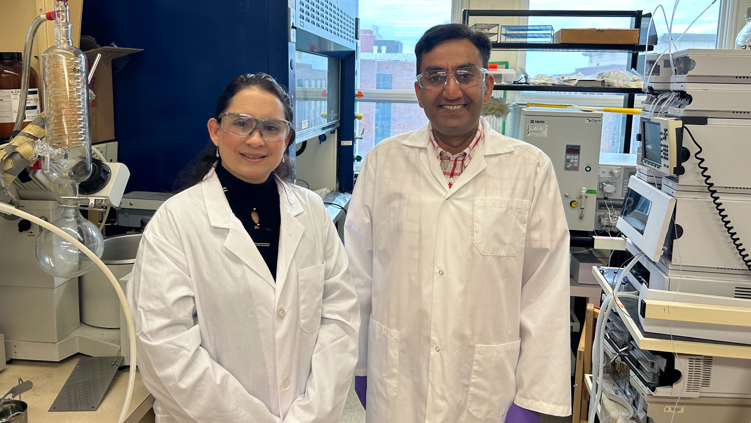 Yanet Rodriguez Herrero and Aman Ullah in the lab