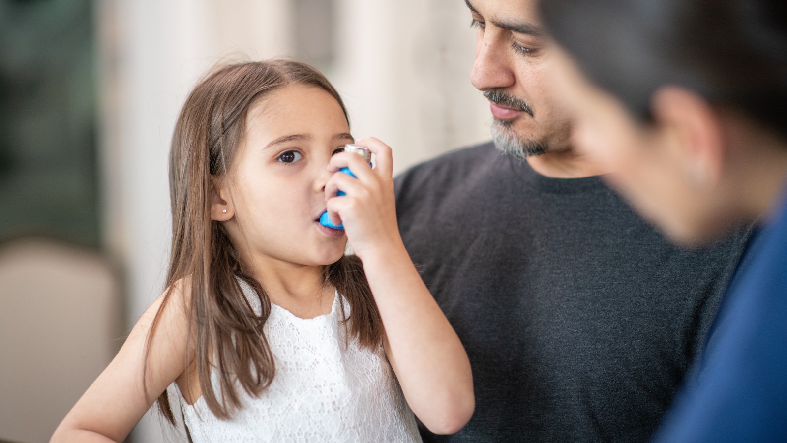 A recent study sheds new light on factors that may make childhood asthma harder to control — information that could benefit both families and health professionals. (Photo: Getty Images)