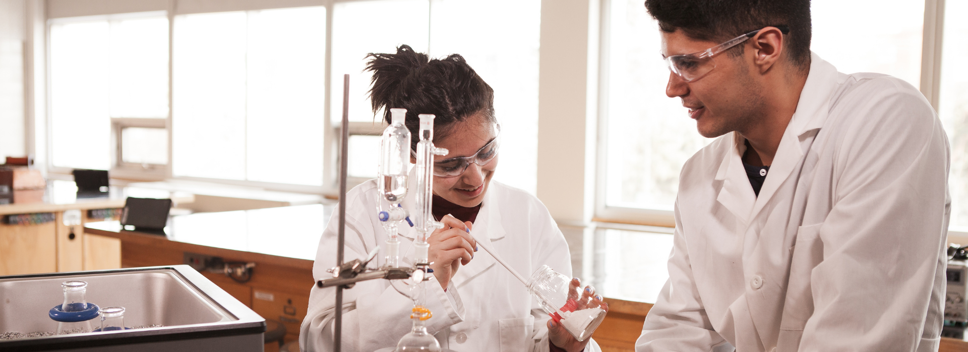 Étudiants dans le laboratoire de sciences au Campus Saint-Jean