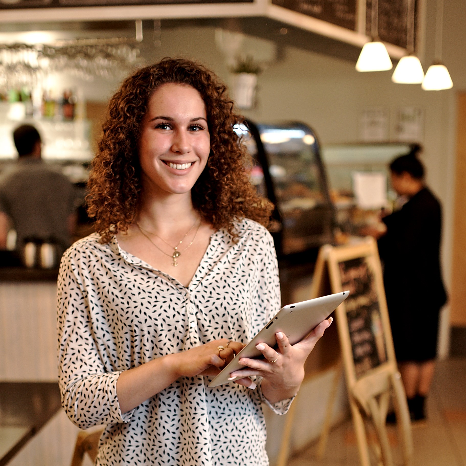 cafe-bicyclette-etudiante-sourire-pose-tablette-carre.jpg