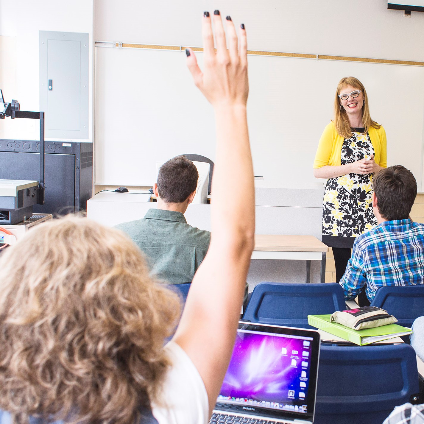 classe-ordinateur-etudiants-enseignante-question-main-levee-carre.jpg