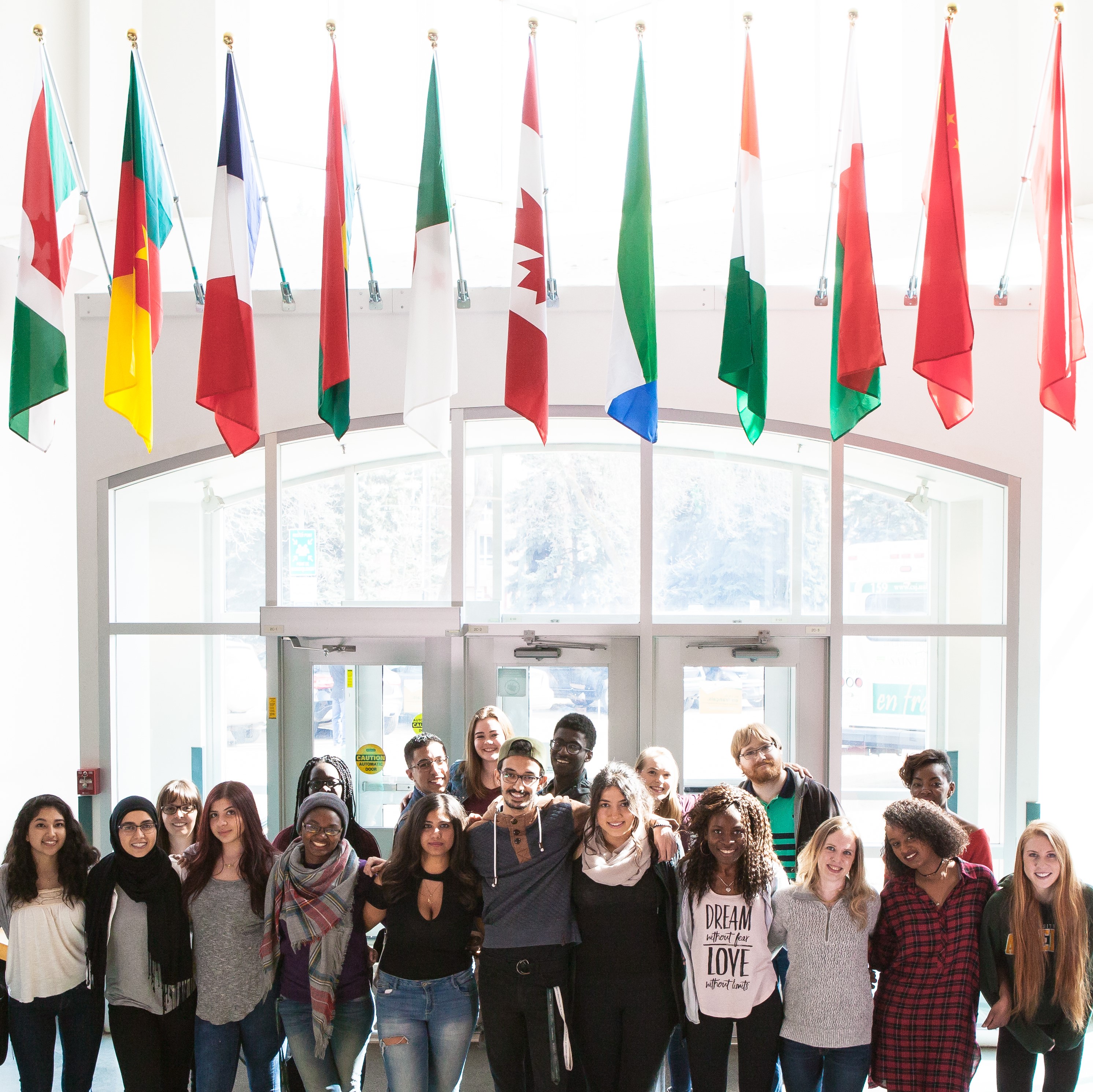 drapeaux-etudiants-pose-mcmahon-carre.jpg