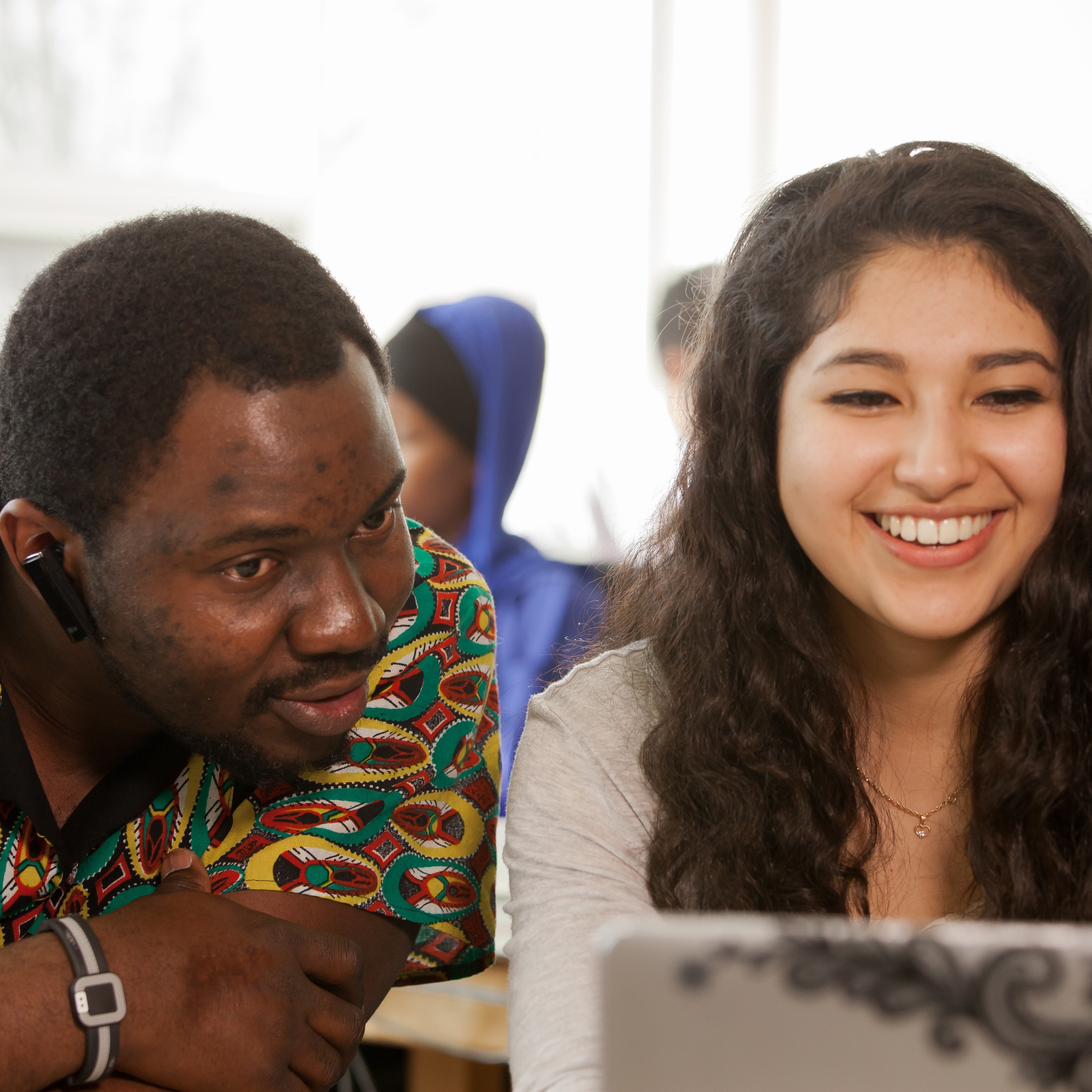 salon-etudiants-souriants-ordinateur-etudier-carre.jpg