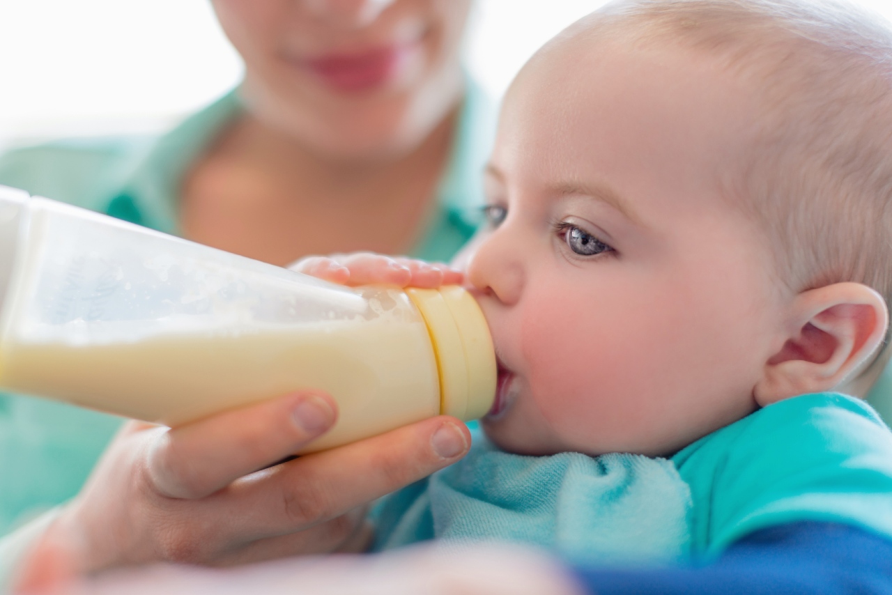 Infant feeds on formula from a bottle