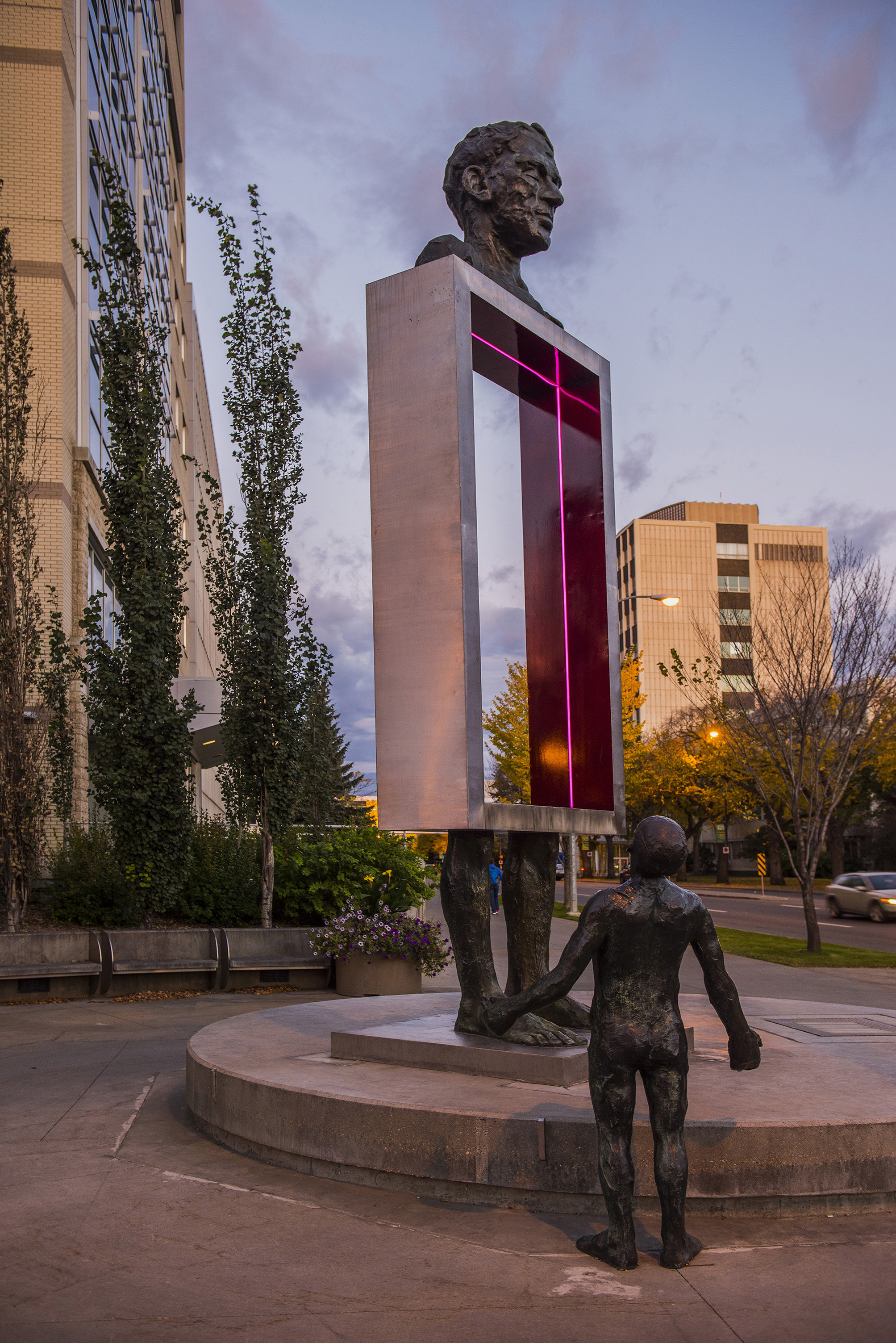 Public art piece 'InScope' by Dam des Nogales, pictured outside the Li Ka Shing Centre of Health Innovation on UAlberta North Campus.