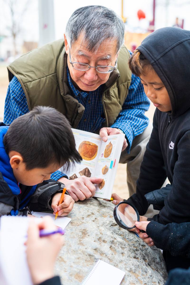 Faculty of Science alumnus Dan Chow teaches elementary school students about geology on the UAlberta North Campus.