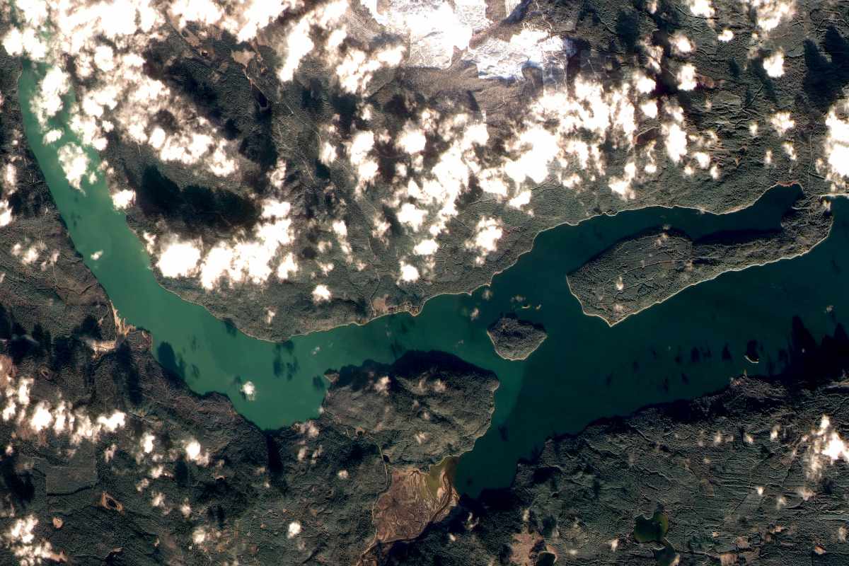 The West Basin of Quesnel Lake turned bright green in November 2014 when contaminants from the August 4, 2014 Mount Polley mine tailings spill were mixed to the surface during autumn turnover. The naturally clear blue waters of the lake are visible to the right.